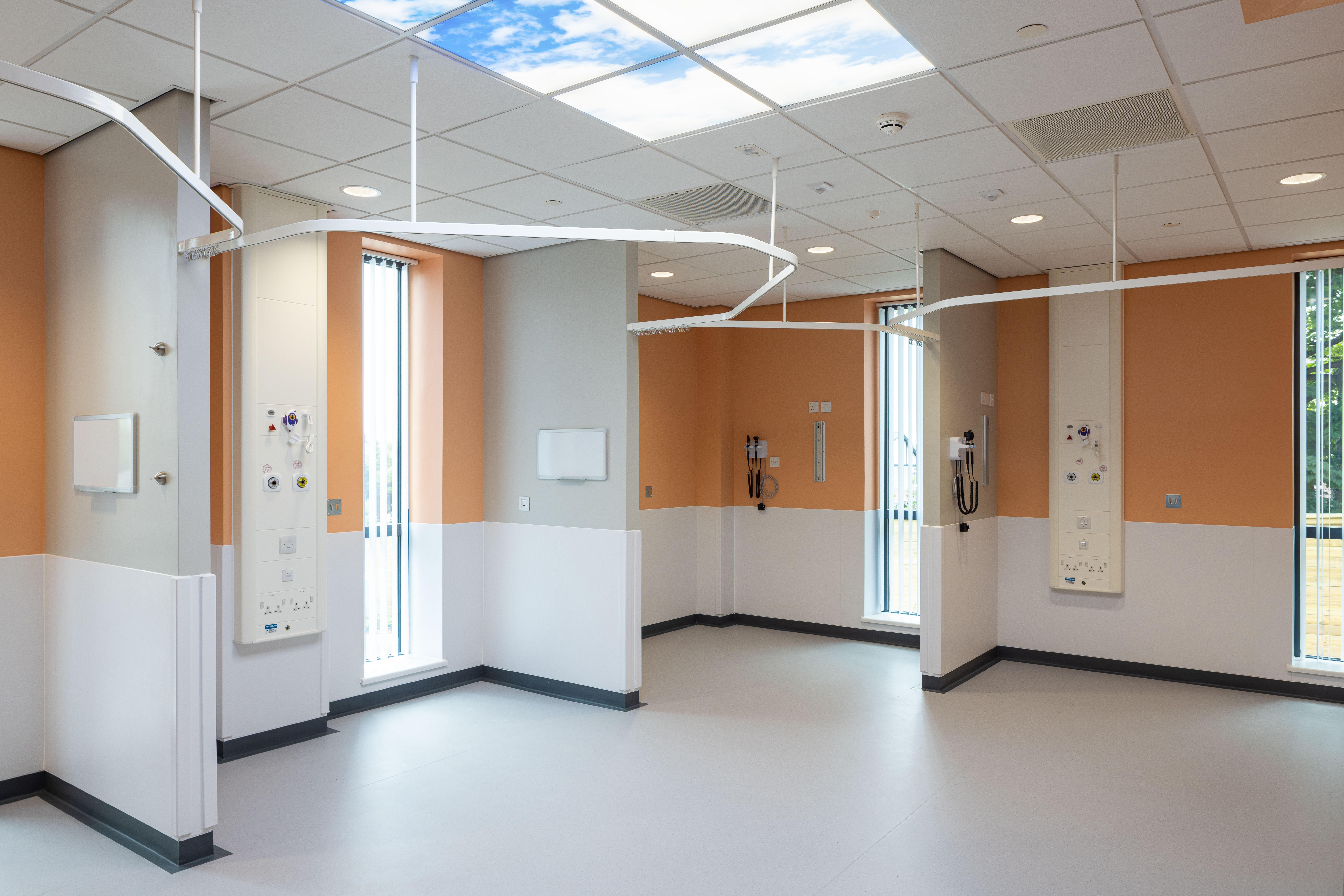 Cubicle with provision for medical gases and standardised wall mounted clinical equipment.